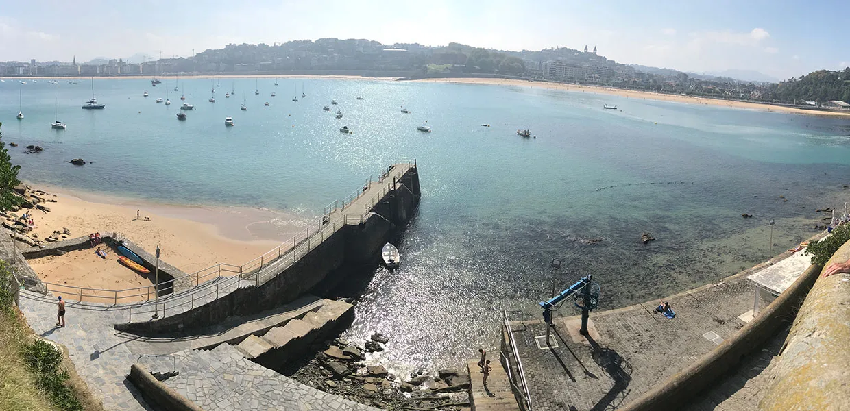 Panorámica de la bahía de la Concha de Donostia con la playa y los barcos fondeados