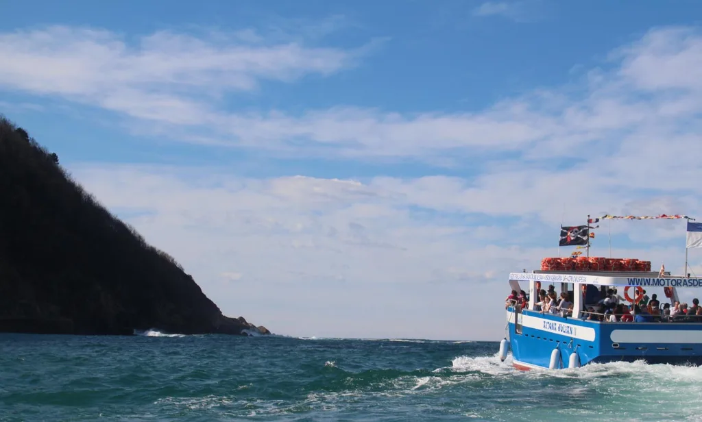 Motora de la Isla navegando junto a la isla de Santa Clara