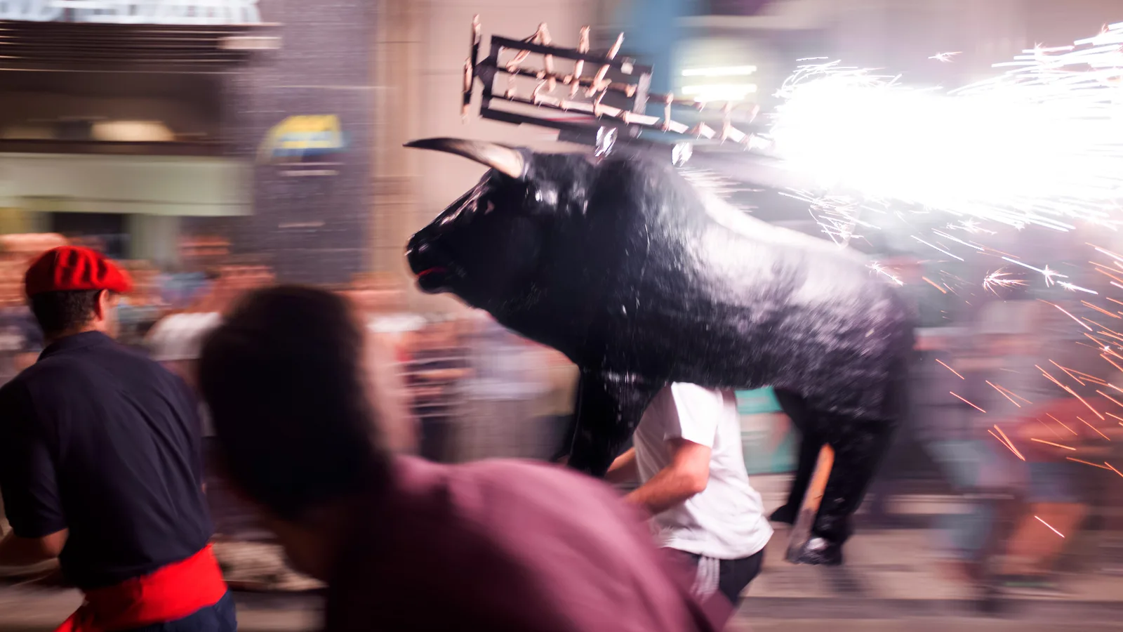 Toro de fuego, una de las tradiciones populares de la Semana Grande de Donostia