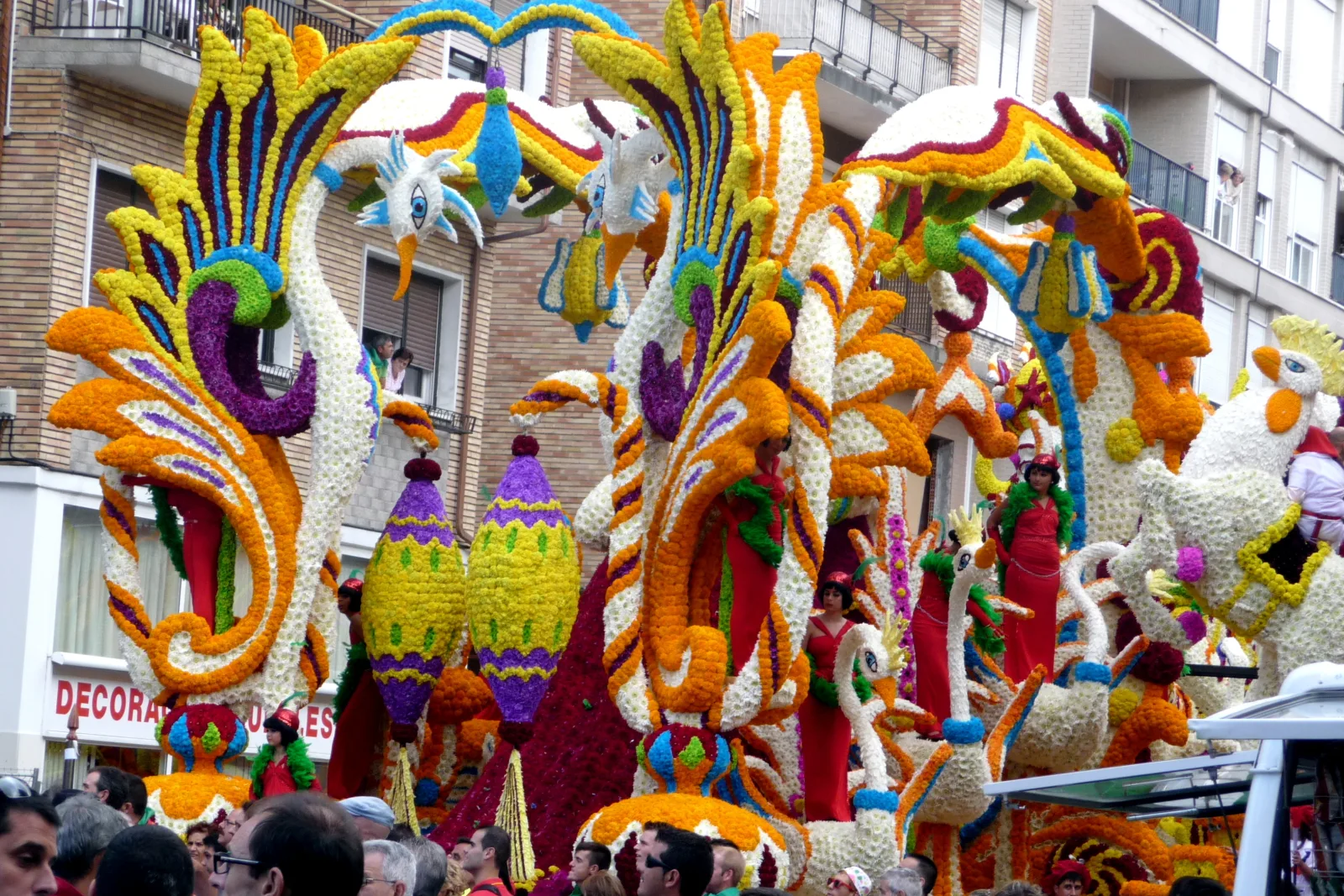 Quimera, Titán, Eutopía: las 14 carrozas de la Batalla de Flores de Laredo 2026