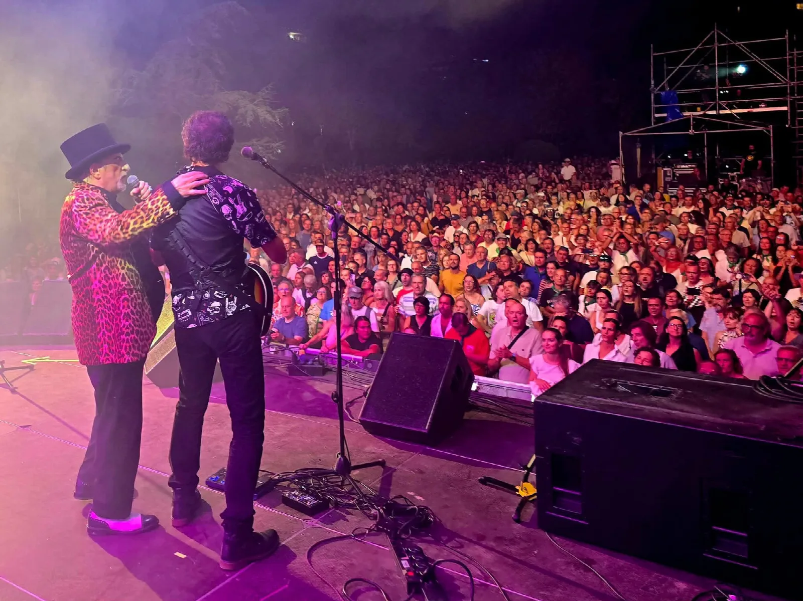 La Orquesta Mondragón, Andy y los fuegos sobre la Salvé: así remató Laredo el día de la Batalla de Flores