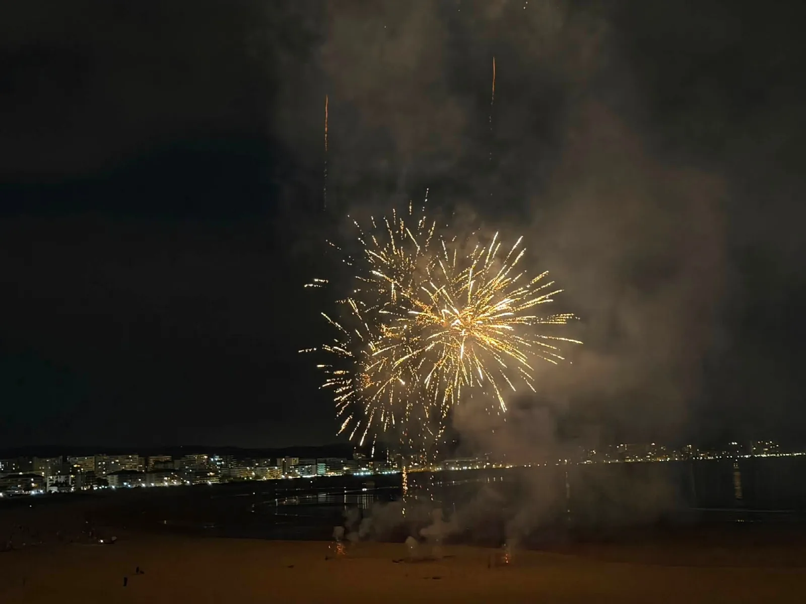 Fuegos artificiales sobre la playa Salvé