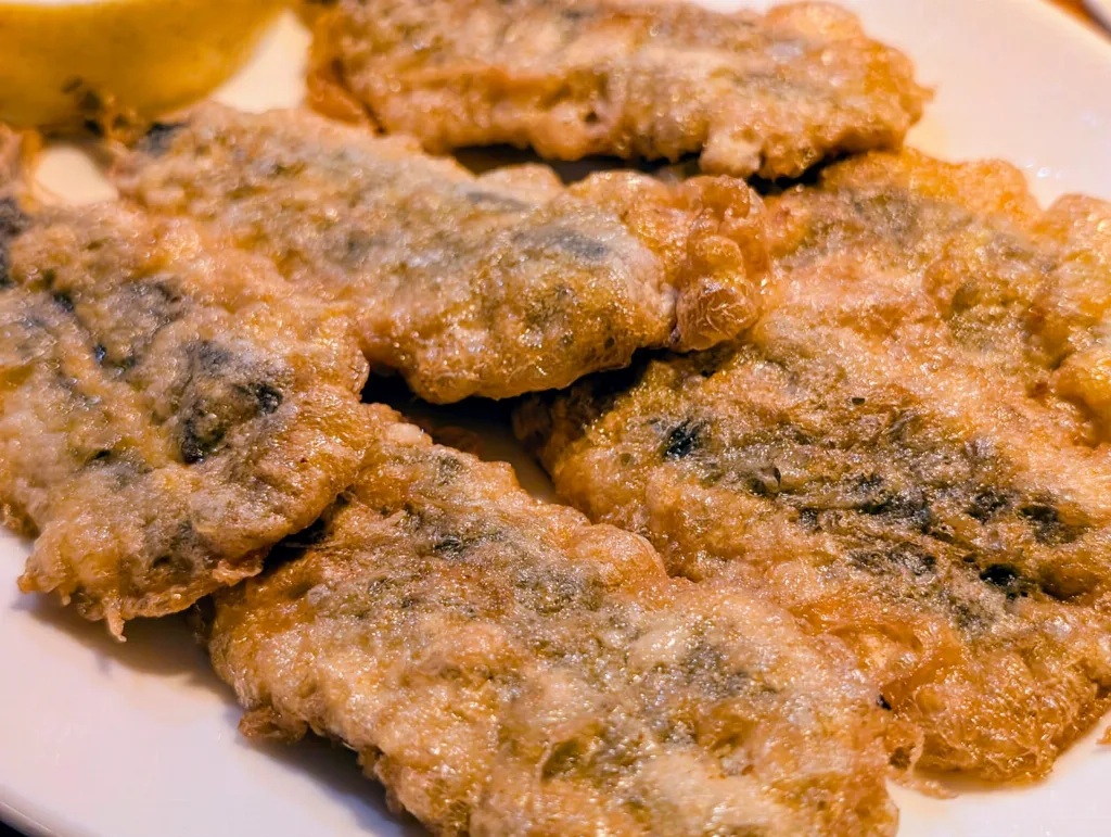 Bocartes rebozados y fritos en la Taberna Santoña