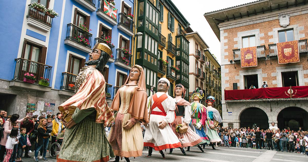 Comienzo de la concrentración de los gigantes y cabezudos