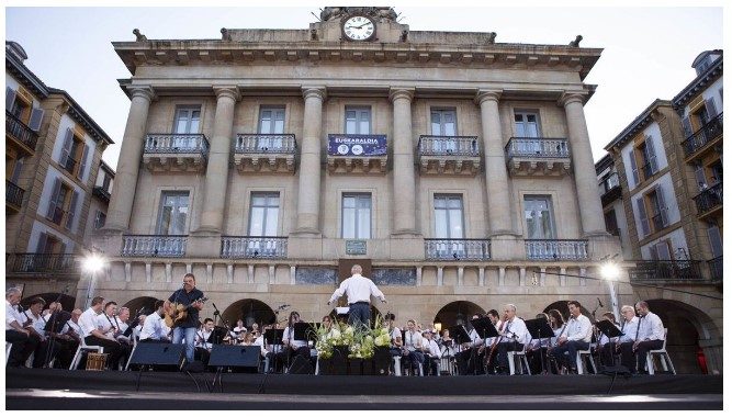Donostia: La 45 edición del Alarde de Txistularis retorna a la plaza de la Constitución