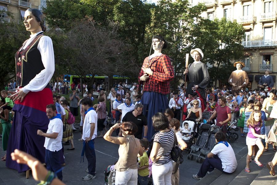 La Sociedad Unión Artesana despide la Semana Grande en la plaza de la Constitución.