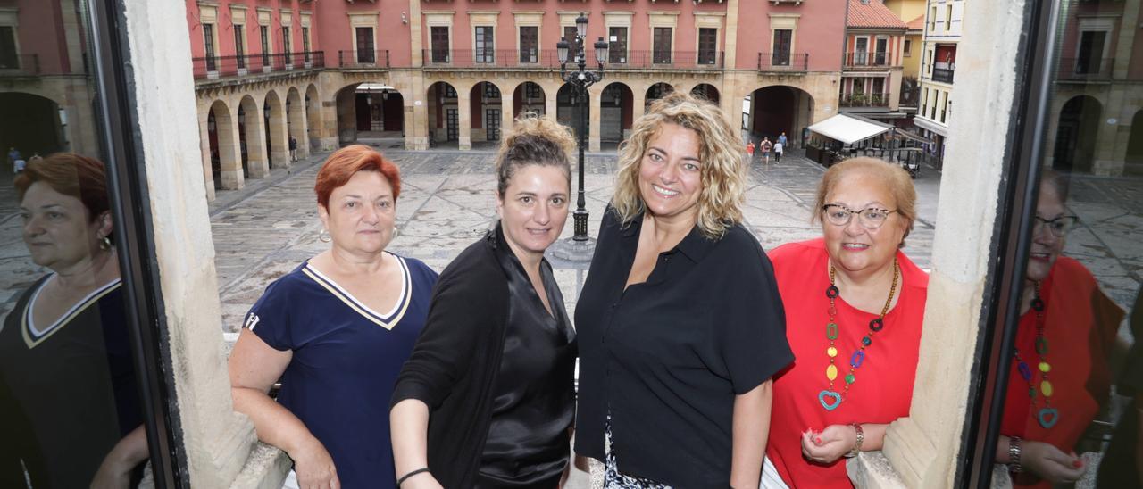 Las Guisanderas ya cocinan su pregón para la Semana Grande de Gijón: «Es verdad que abrir la ventana impone»